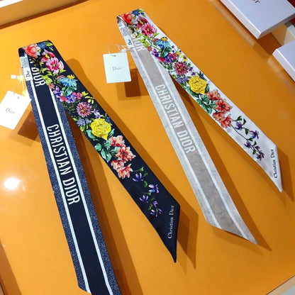 Foulard en soie à double épaisseur avec bord biseauté et motif floral