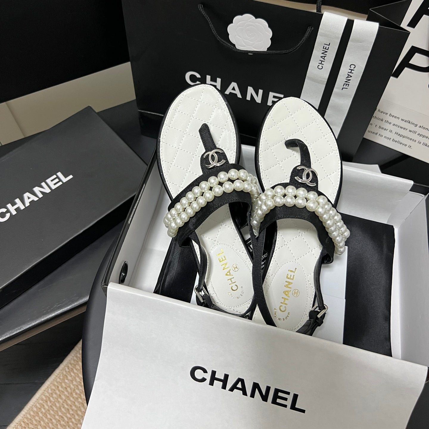 Sandalias de perlas con diseño de moda