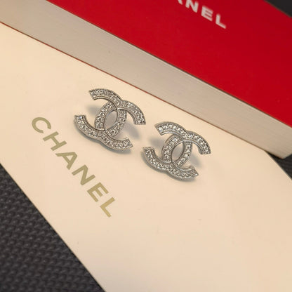 Boucles d'oreilles élégantes en argent et or avec logo