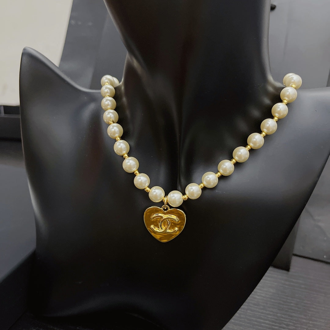 Collar de perlas con colgante de corazón