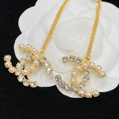 Boucles d'oreilles pendantes en chaîne avec perles et diamants