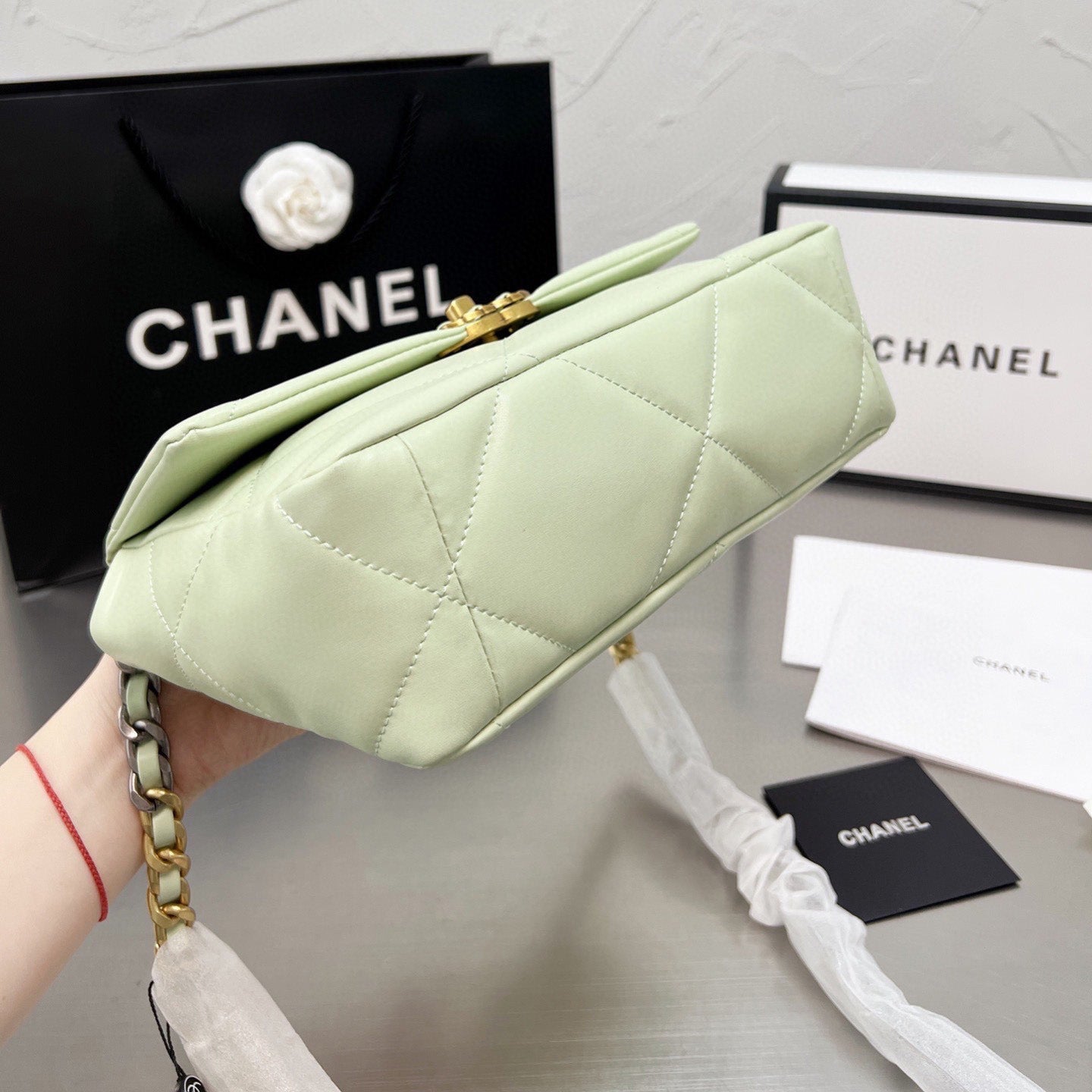 BOLSO DE HOMBRO CON SOLAPA Y CADENA SERIE 19
