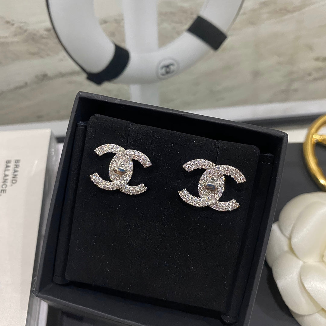 Pendientes clásicos de diamante y circonita cúbica