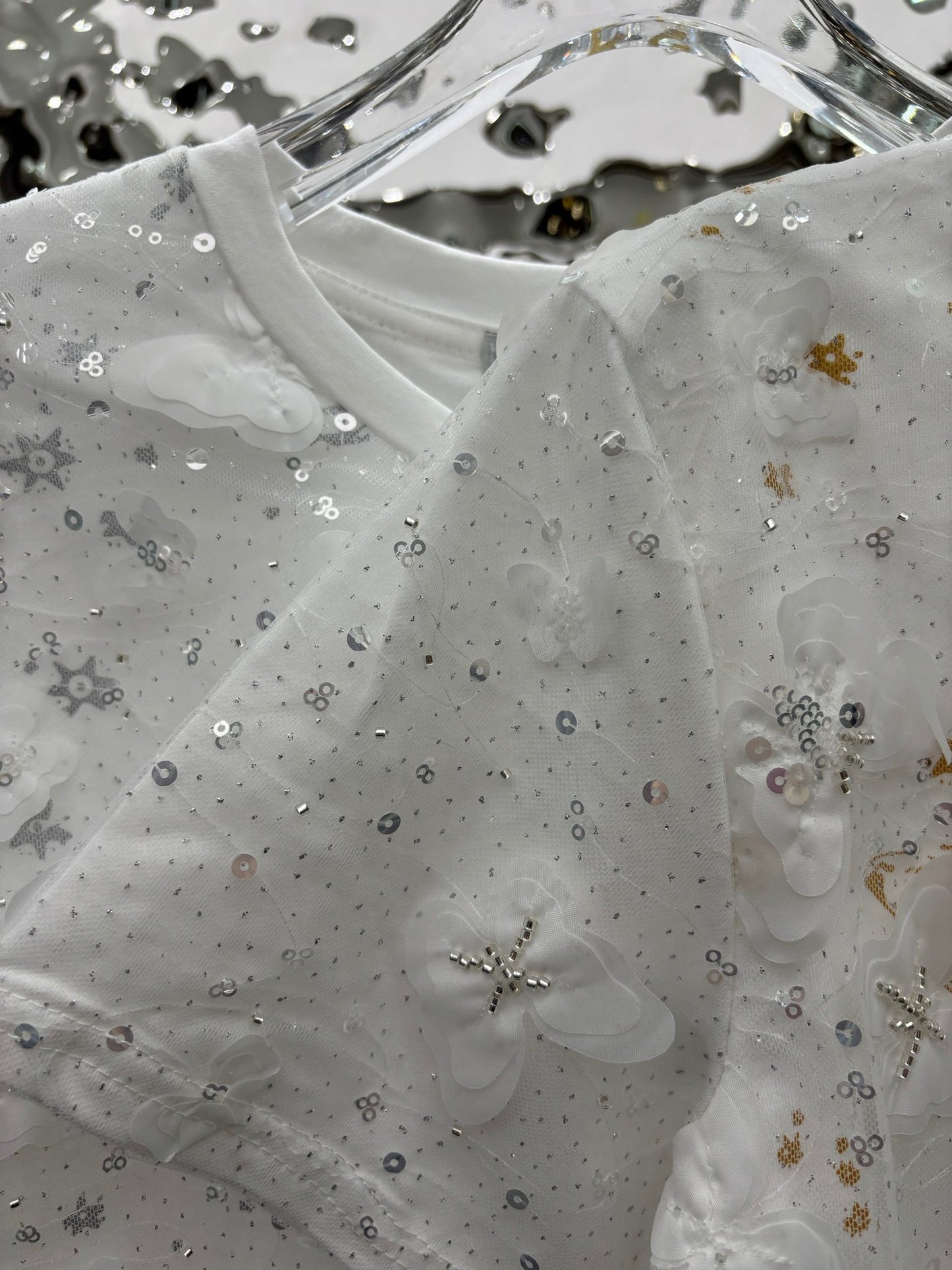 Nueva camiseta bordada de malla con mariposas