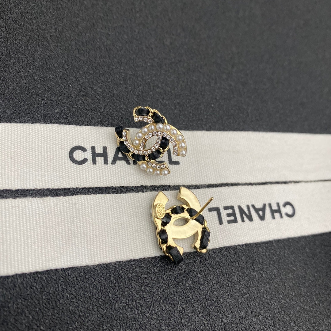 Pendientes de cuero con perlas y diamantes brillantes