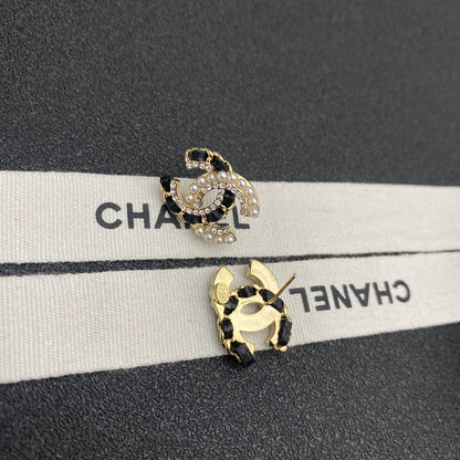 Pendientes de cuero con perlas y diamantes brillantes