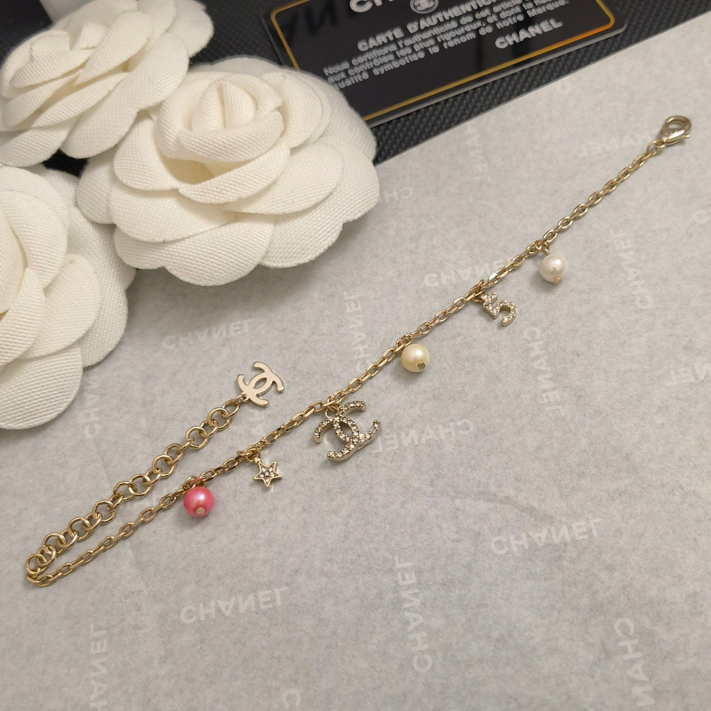 Pulsera con colgantes de perlas y diamantes de imitación de moda