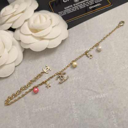 Pulsera con colgantes de perlas y diamantes de imitación de moda
