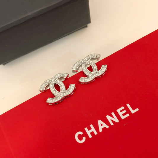 Boucles d'oreilles élégantes en argent et or avec logo