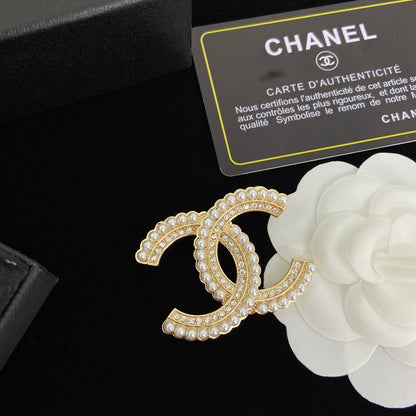 Broche de diamantes y perlas con temple