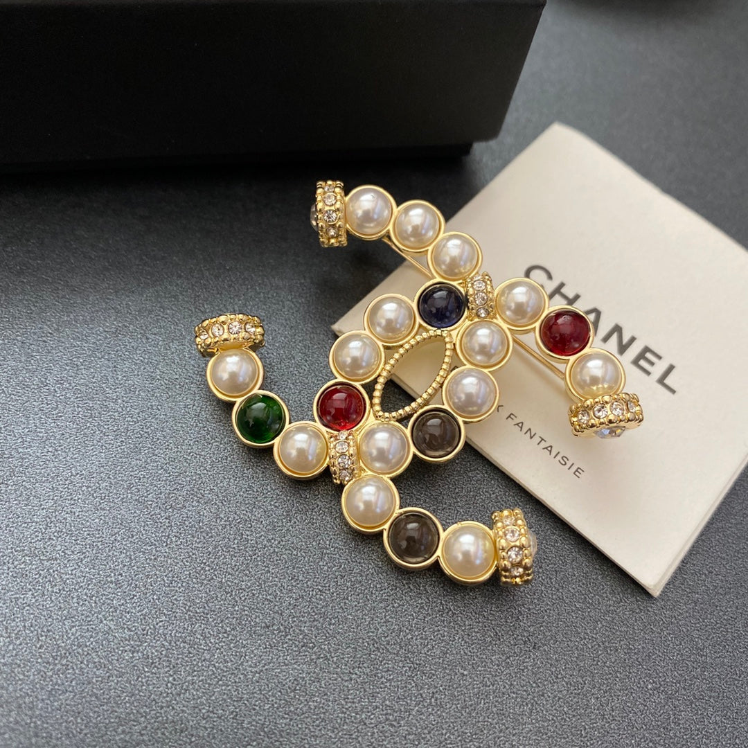 Broche de Perlas y Diamantes de Colores