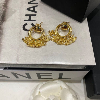 Boucles d'oreilles créoles dorées avec pendentif pompon