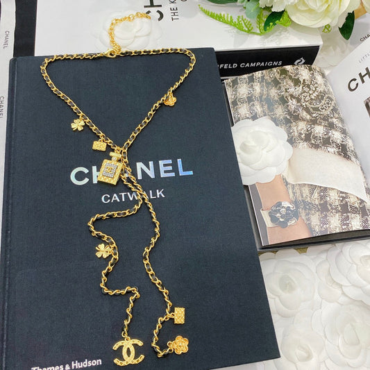 Long collier flacon de parfum