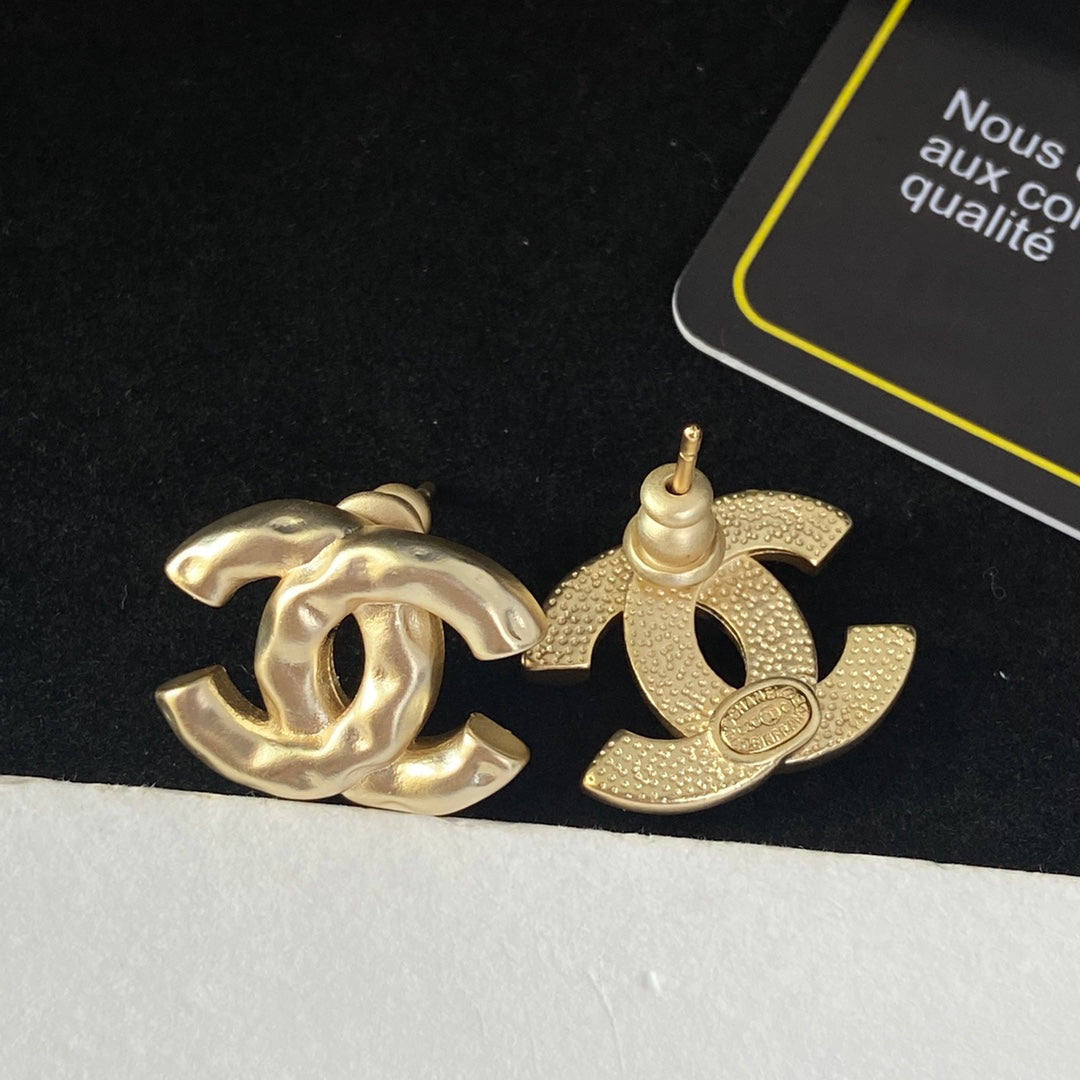 Pendientes de tuerca con letras y diseño arrugado