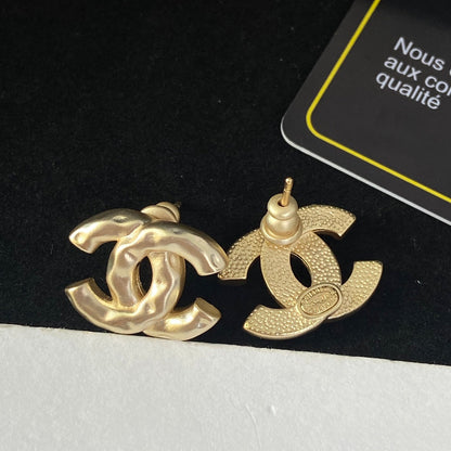 Pendientes de tuerca con letras y diseño arrugado