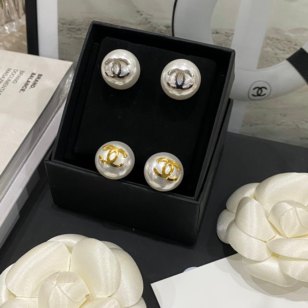 Elegantes aretes de perlas con logo