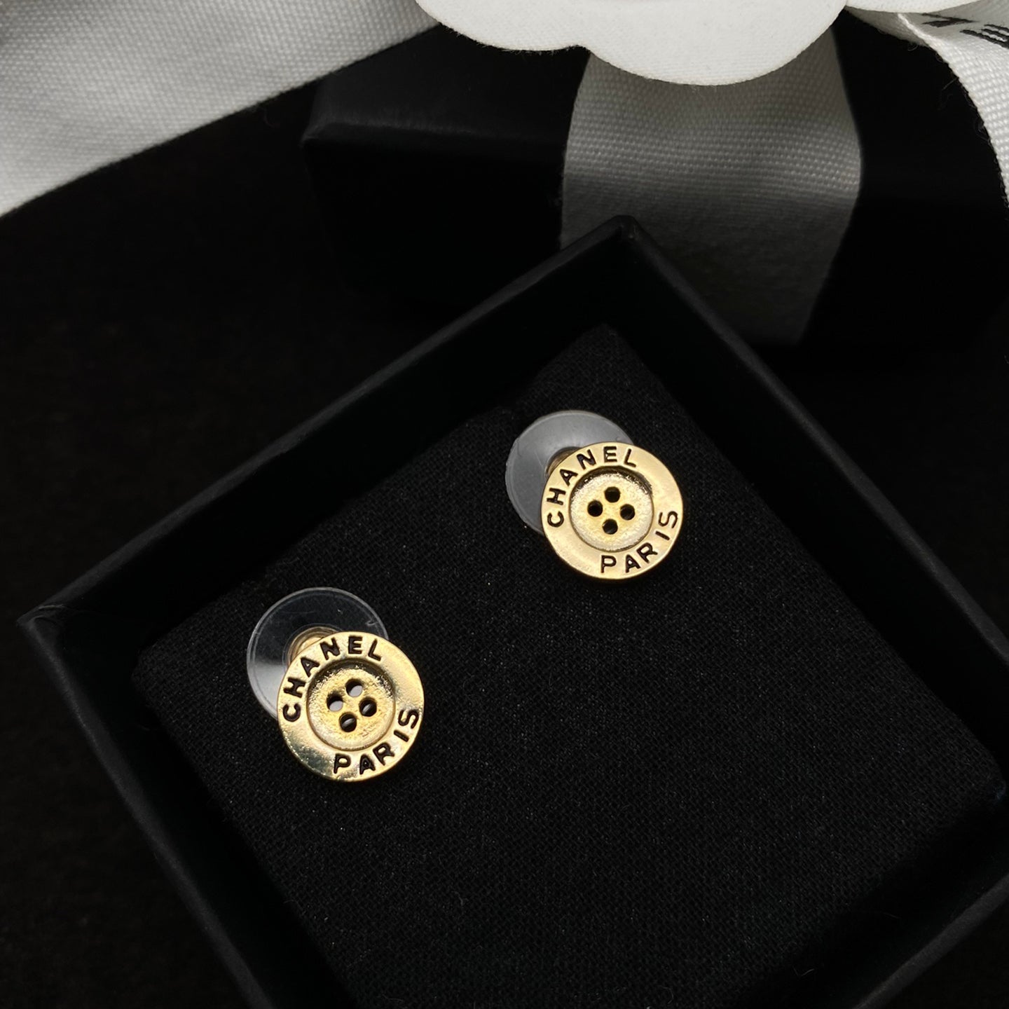 Aretes de botón con grabado de logotipo creativo