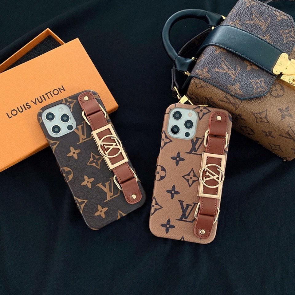 Estuche de cuero con estampado de monograma y correa para la muñeca