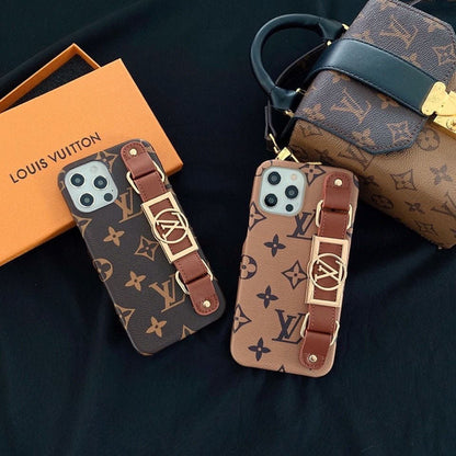 Estuche de cuero con estampado de monograma y correa para la muñeca