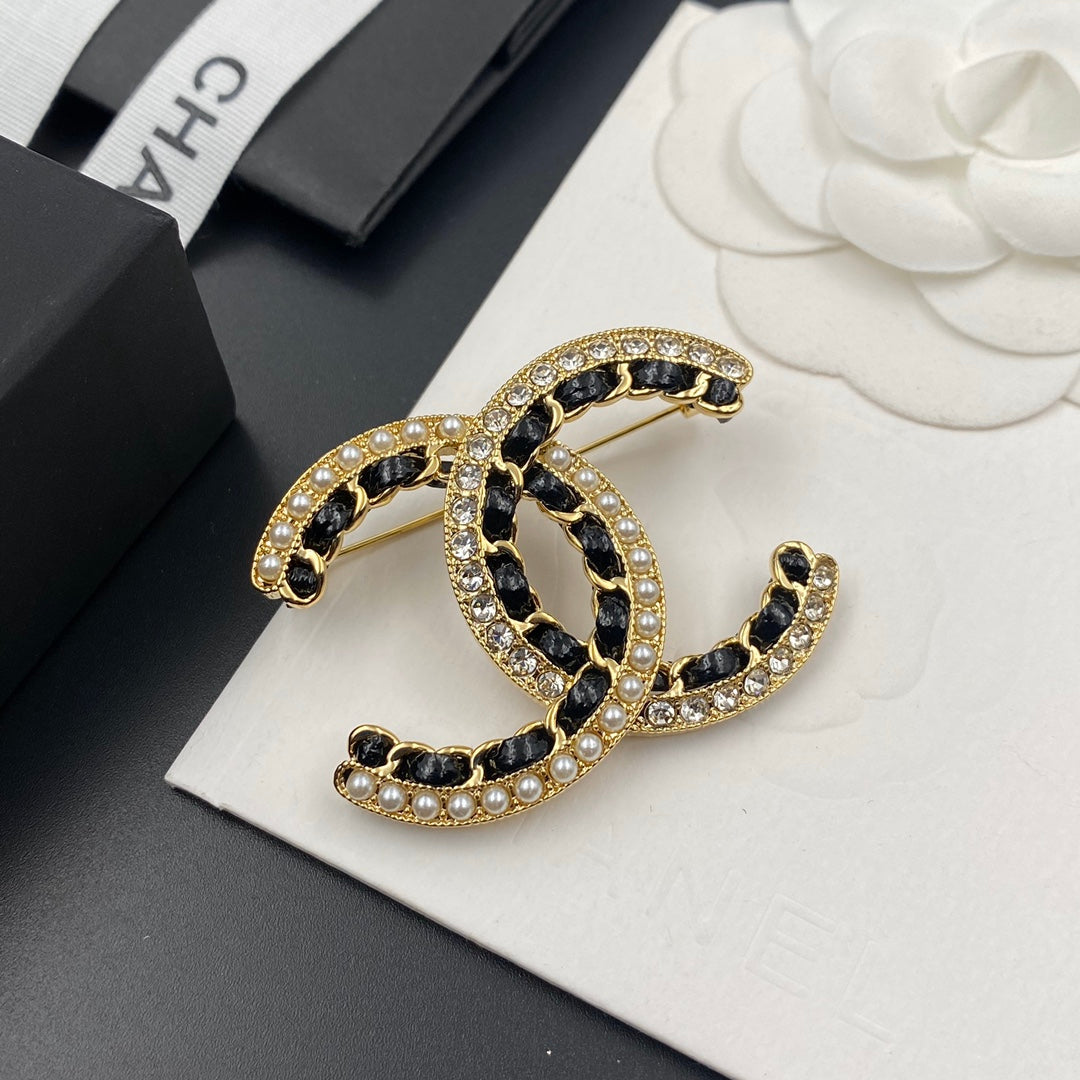 Broche de oro negro con perlas y diamantes