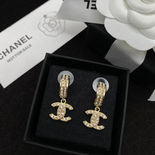 Boucles d'oreilles clous en forme de lettre avec perles et diamants en cristal