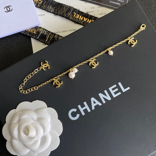Bracelet en perles avec charm logo doré