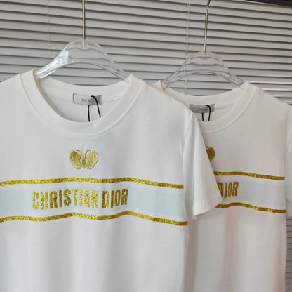 Camiseta con mariposa bordada y logo en tono dorado
