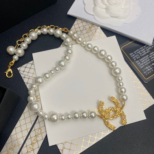 Collier ras du cou avec perle irrégulière