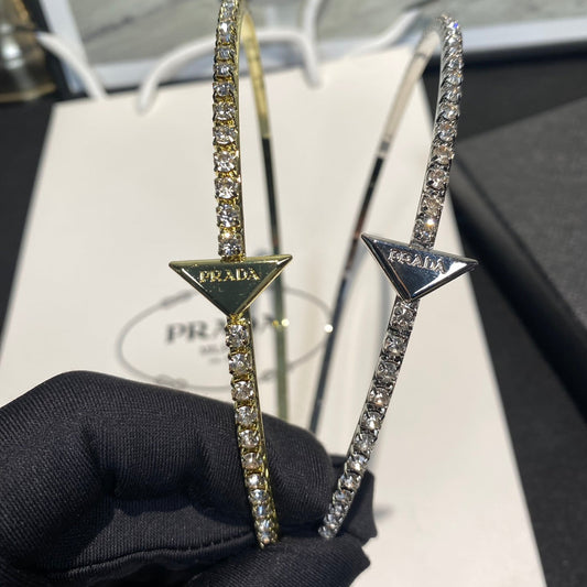 Bandeau orné d'un diamant, logo triangle