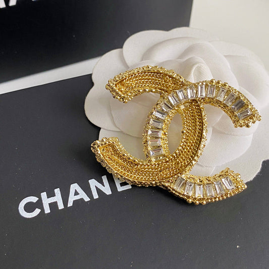 Broche en cristal d'or scintillante