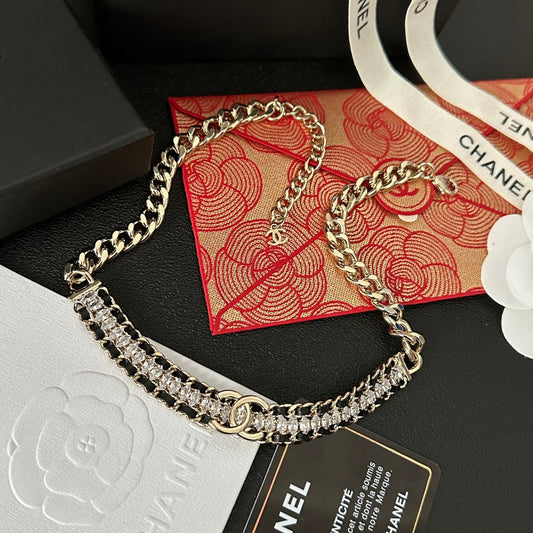 Collier ras du cou brillant avec diamants et pierres épaisses