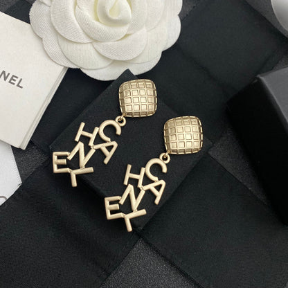 Boucles d'oreilles pendantes asymétriques lettres vintage