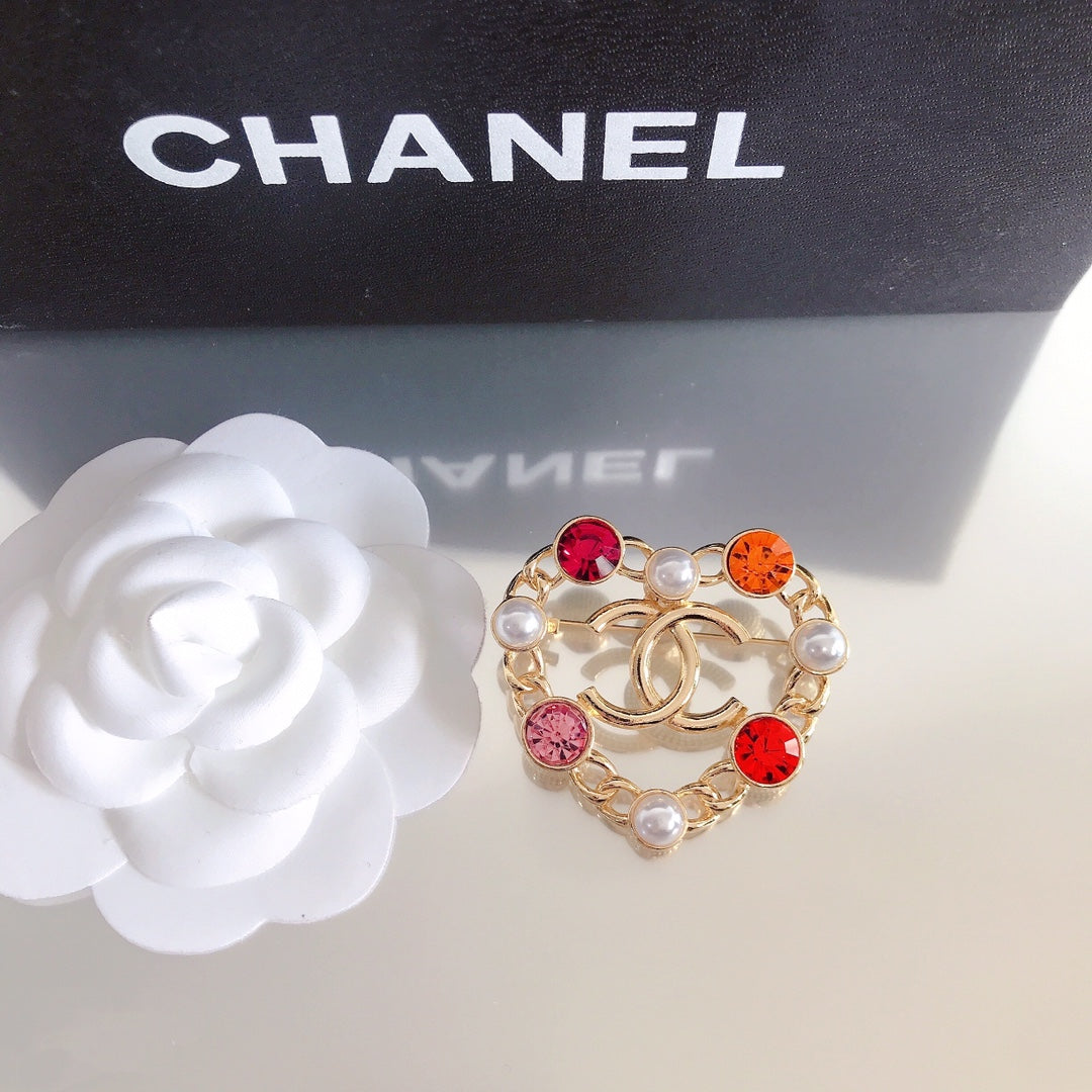 Broche de diamante colorido con forma de corazón