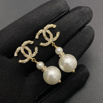 Boucles d'oreilles pendantes perlées avec lettre logo Temperament
