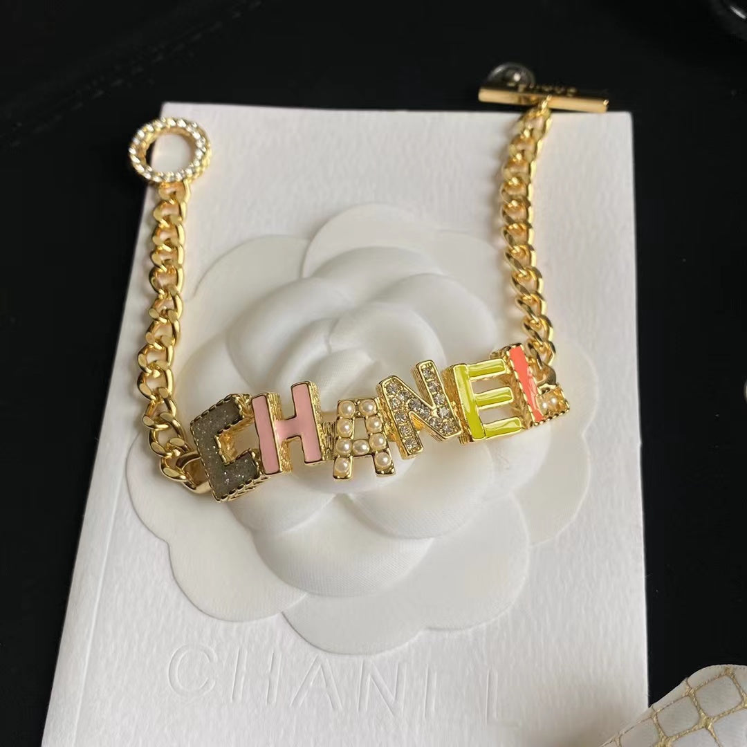 Collar y pulsera de letras de cristal coloridas de moda