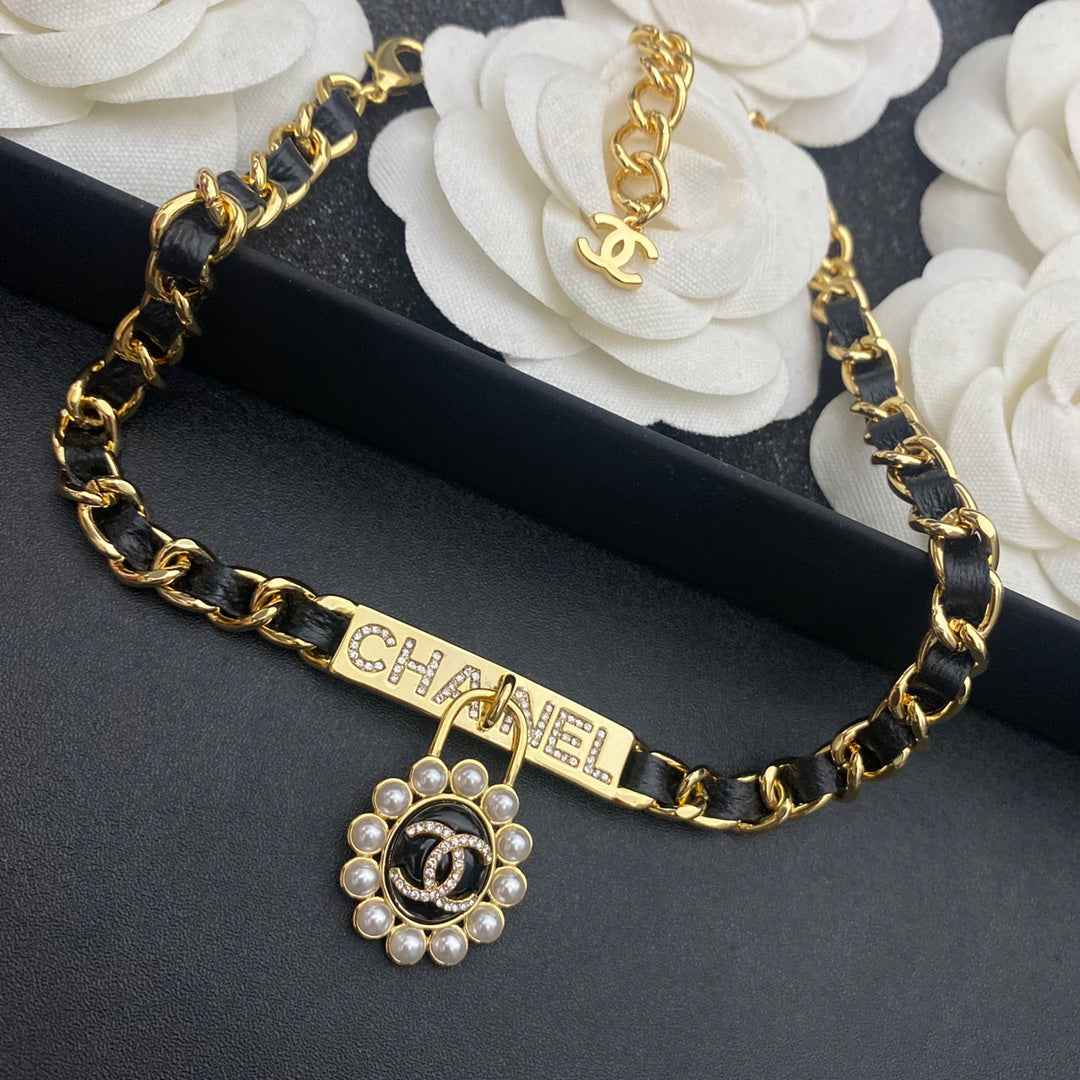 Collar de cuero trenzado con colgante de perla