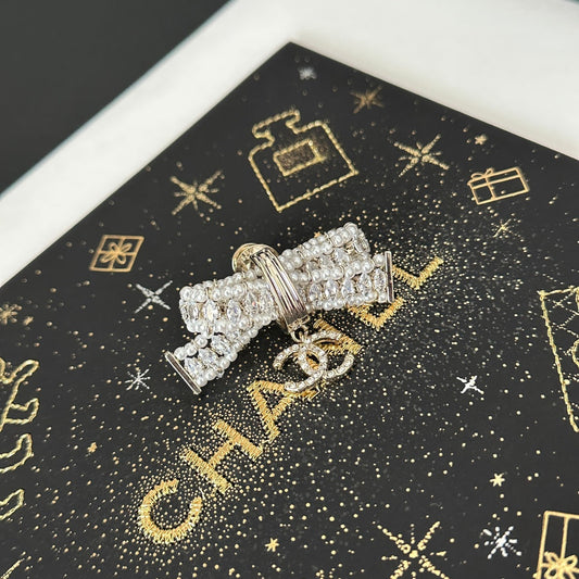 Broche nœud en diamant