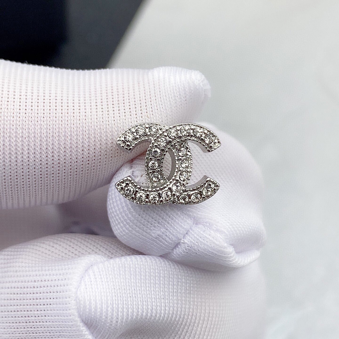 Pendientes de tuerca con diamantes completos de doble C