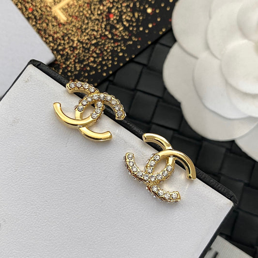 Boucles d'oreilles tendance mi-strass.