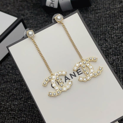 Pendientes de diamantes y perlas en forma de gota