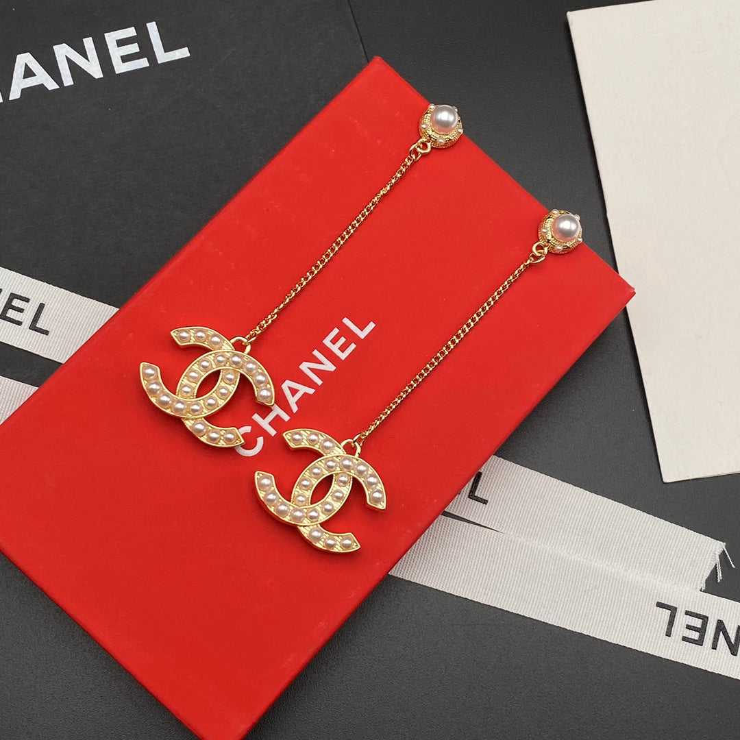 Pendientes de cadena con colgante de letras de perlas