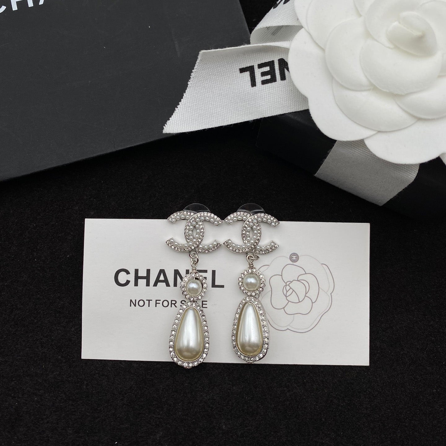 Elegantes pendientes de perlas con diamantes