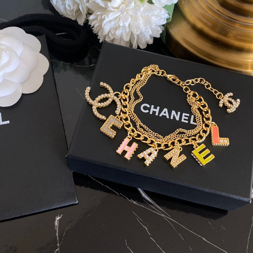 Pulsera Ajustable con Dije de Letra Premium