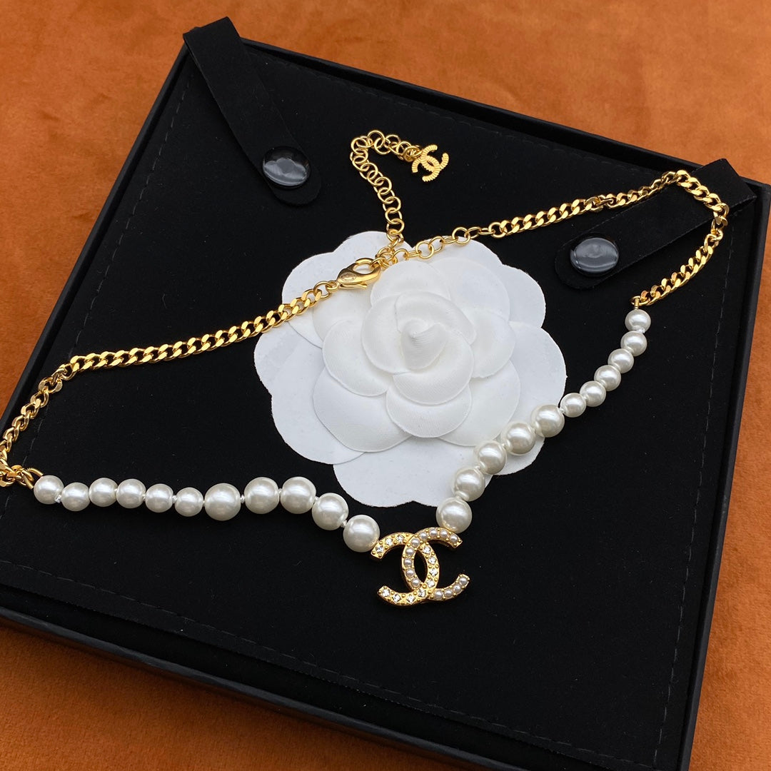 Collar de perlas con puntada de cadena creativa
