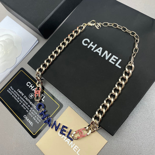 Collar con logo de cadena grande