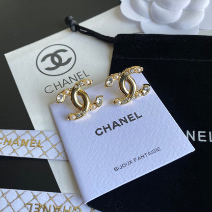 Pendientes de perlas y diamantes de moda