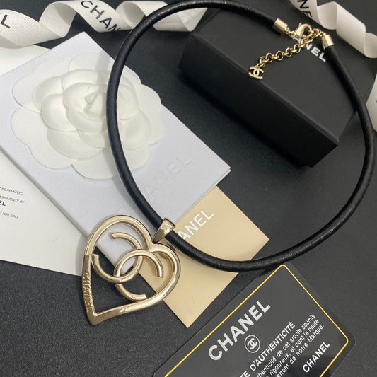 Collier en cuir avec cœur découpé