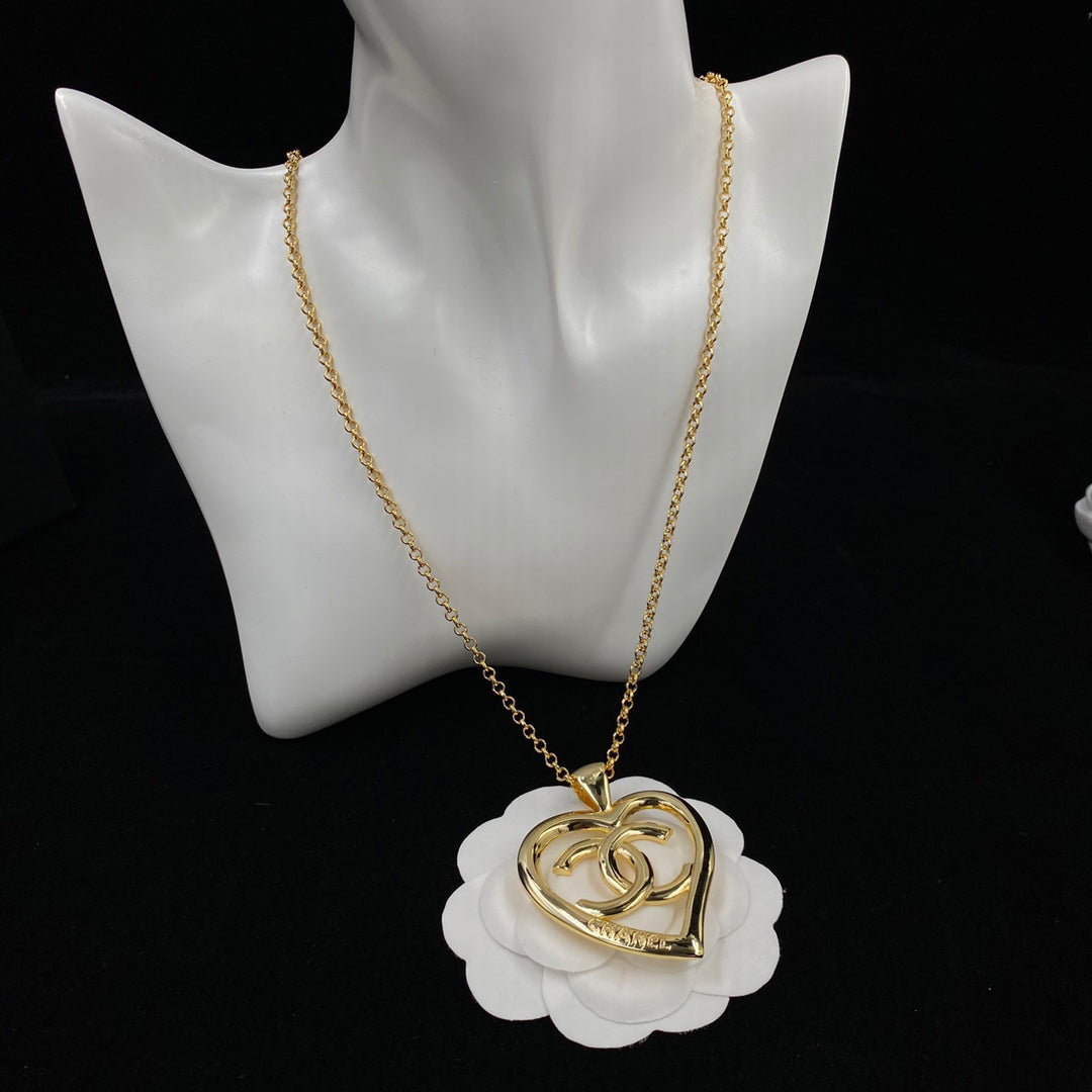 Collar con colgante de corazón grande