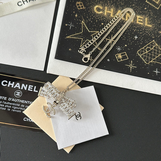 Collier pendentif arc en diamant