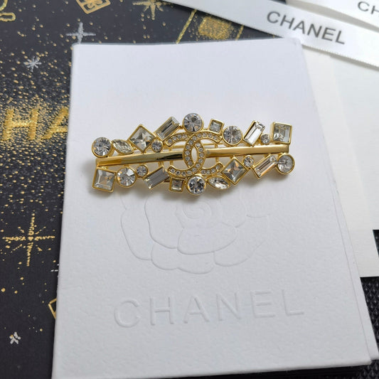 Broche dorée avec strass